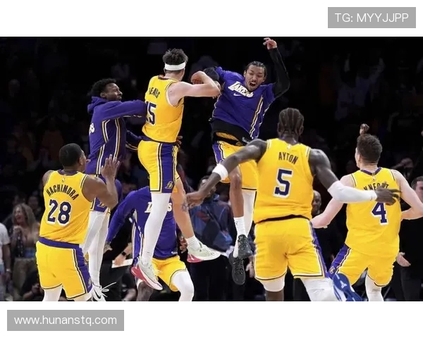 原创纪录终结！詹姆斯送绝杀助攻！全队狂欢庆祝，里夫斯爆砍44+10